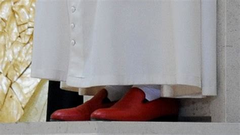 prada schuhe papst|Was es mit den roten Lederschuhen von Papst .